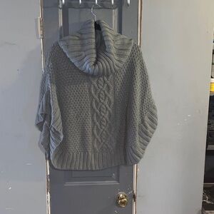 Elegant Gray Women's Cable Knit Poncho
